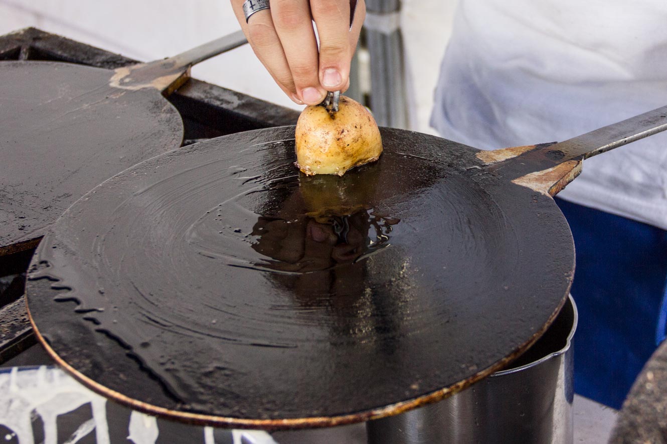 La cottola viene unta con una patata inumidita in olio di semi