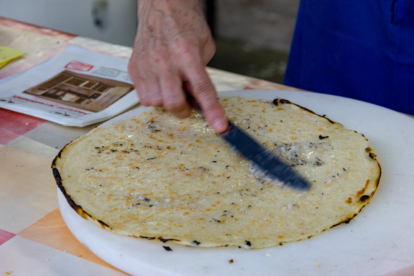 la farcitura viene spalmata su tutta la superficie del ciaccio