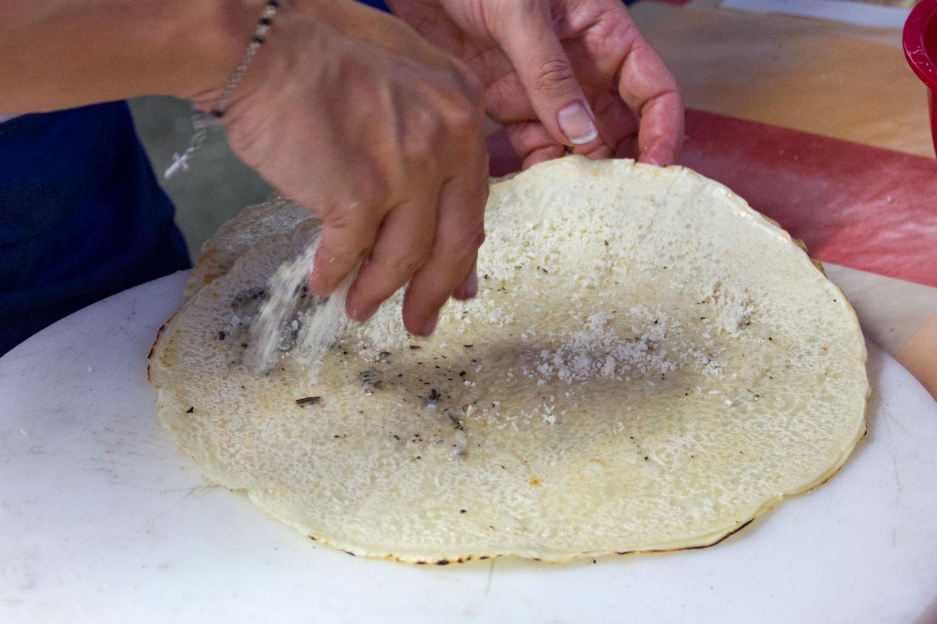 il ciaccio viene cosparso di Parmigiano Reggiano