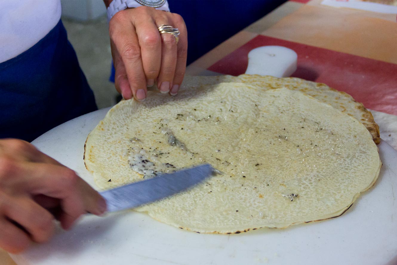 il ciaccio viene farcito col pesto