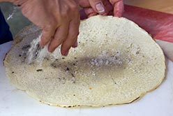 il ciaccio viene cosparso di Parmigiano Reggiano