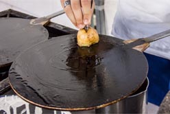 La cottola viene unta con una patata inumidita in olio di semi