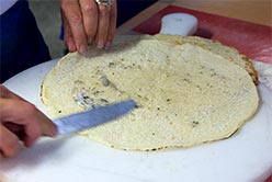 la farcitura viene spalmata su tutta la superficie del ciaccio