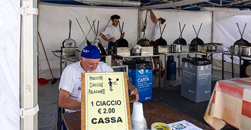 Allestimento stand ad una festa paesana